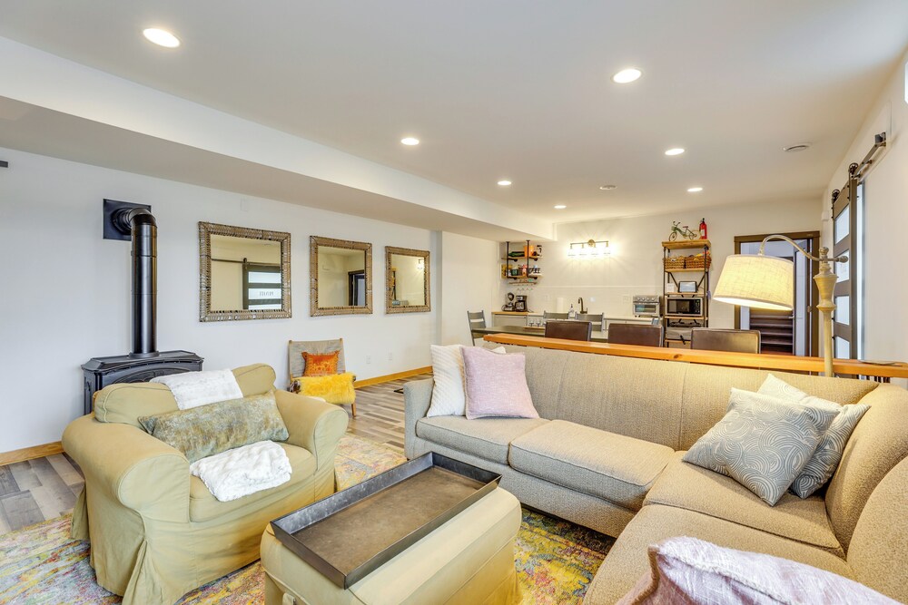 Outdoor Oasis: Luxe Flat in Mt Horeb!
