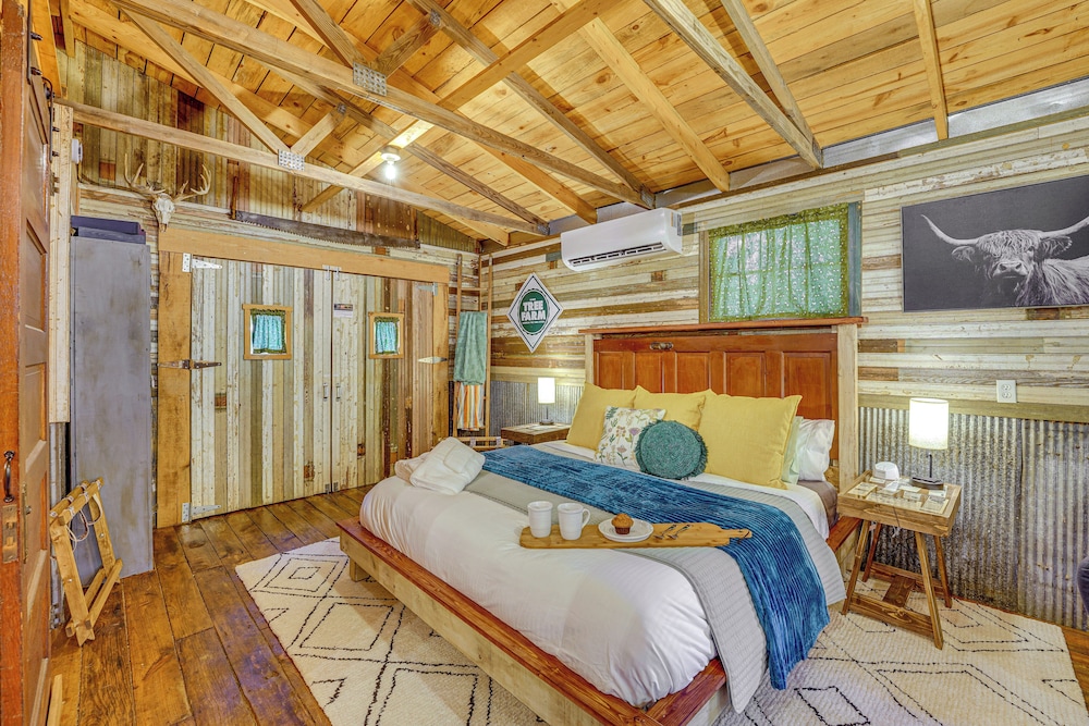 Unique Eureka Springs Cabin: Deck & Forest Views!