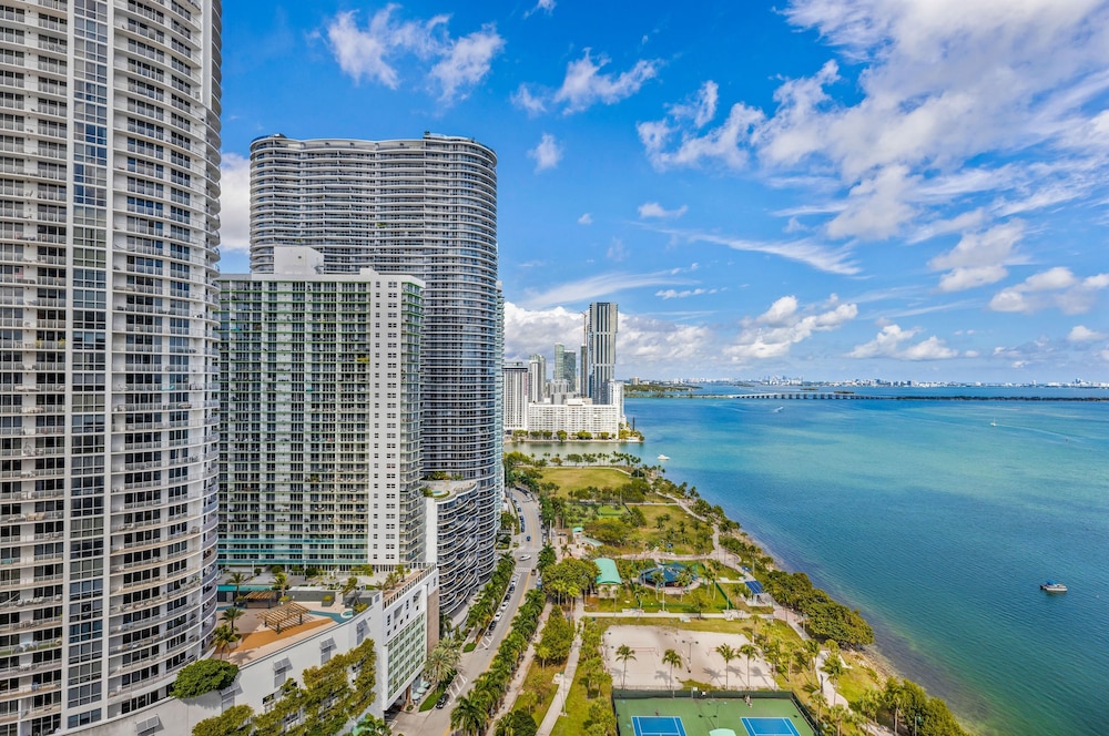 Chic Bayfront Condo With Stunning View