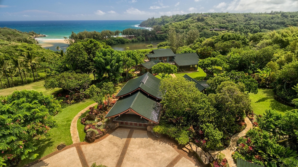 Sea Song in Kilauea With 4 Bedrooms and 6 Bathrooms