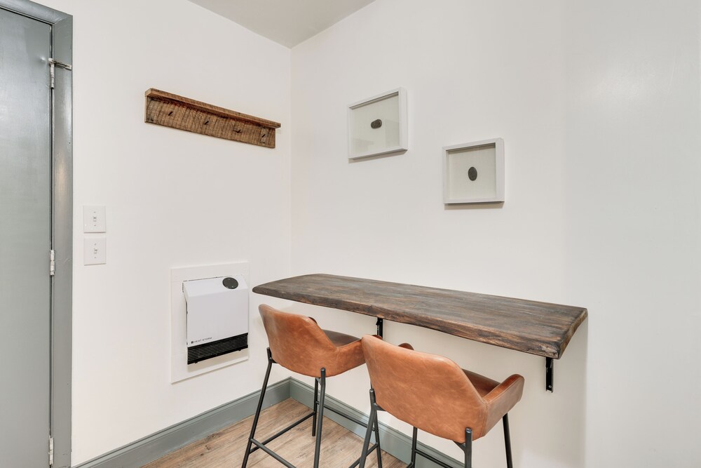 Modern, Dog-friendly Getaway on Cane River!