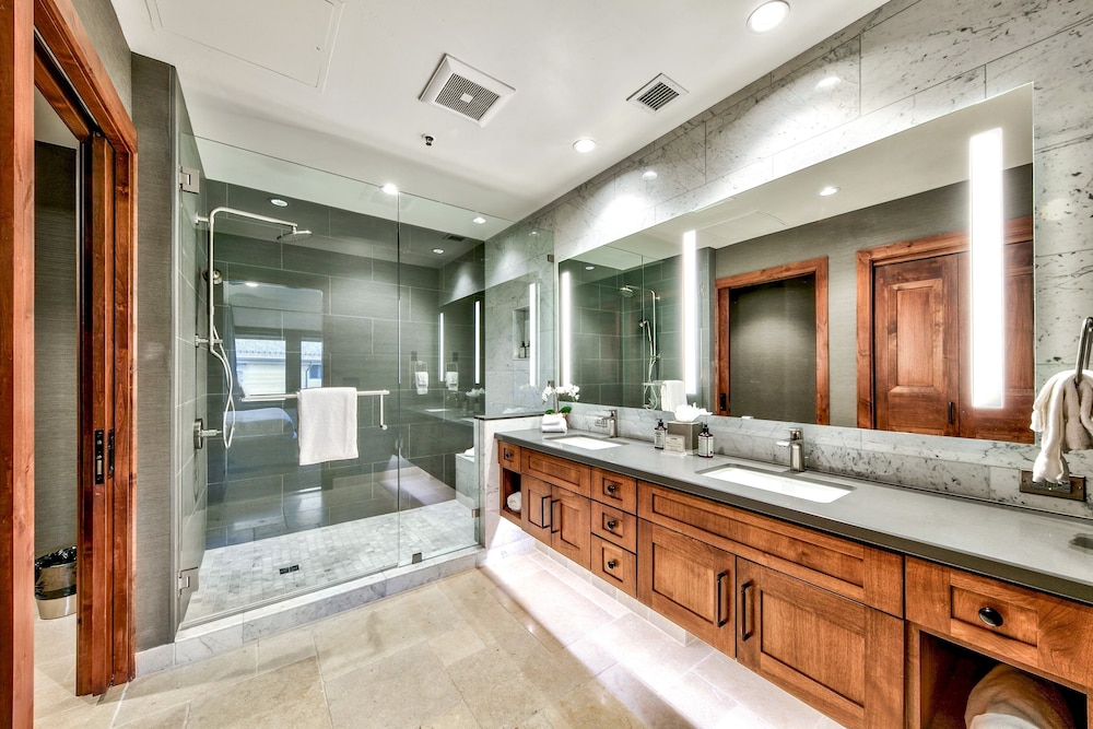 Lake Tahoe Vacations - Luxury Two Bedroom Residence steps from Heavenly Village Book 7 Nights for 10 Off by RedAwning - Property Image 15