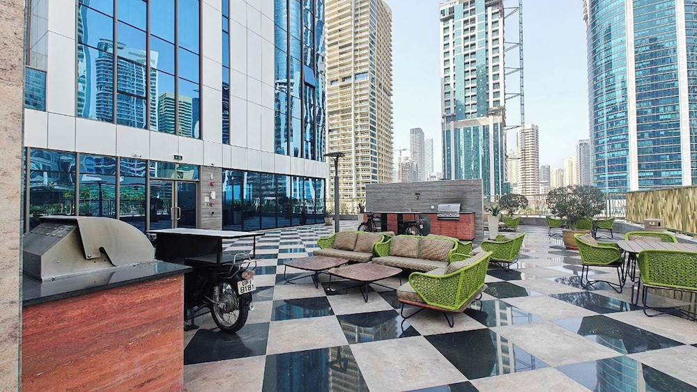 Heaven Crest Vacation Homes - Balcony with City View 1BHK in JLT Dubai Close to Metro & Marina