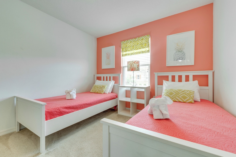 4 Mi to Wdw: Sleek Townhome w/ Community Pool!