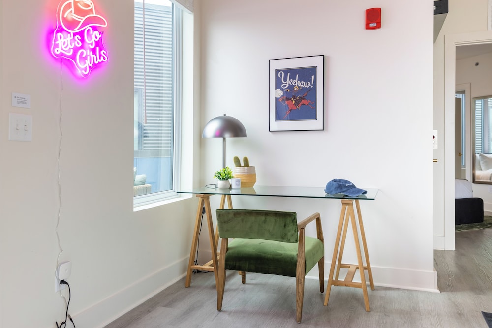 The Outrider by AvantStay Chic Stay Close to Broadway