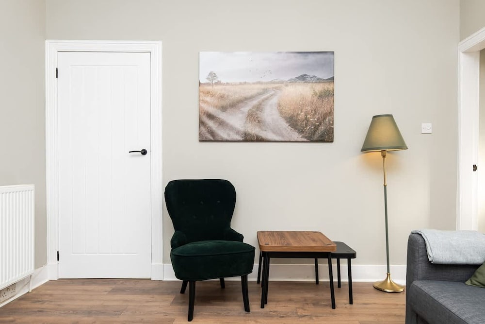 2 Bedroom Flat - Free Parking