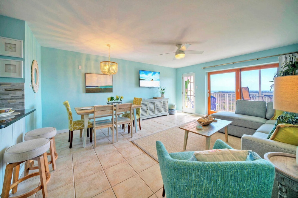 Sleeps 18 2 Beachfront Condos w/ 2 Pools, Tennis/pickleball, Beach Boardwalk