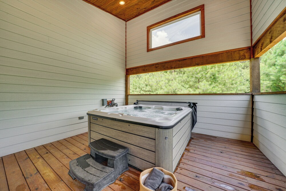 Tree-lined Broken Bow Studio Cabin w/ Hot Tub!