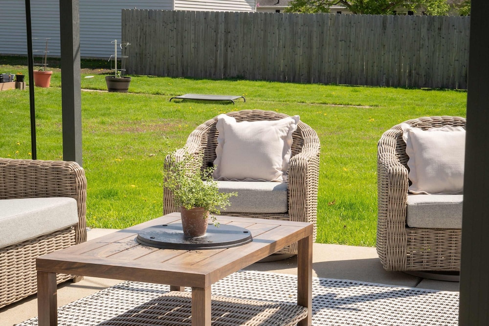 Magnolia Manor - Remodeled Home Near Downtown