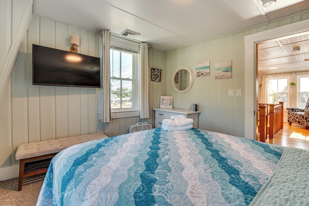 Hot Tub & Fireplace: Coastal Getaway in Maine