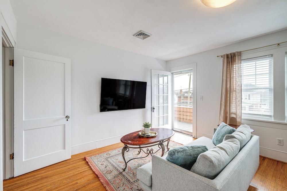 < 3 Mi to Dtwn Roanoke: Inviting Unit w/ Balcony
