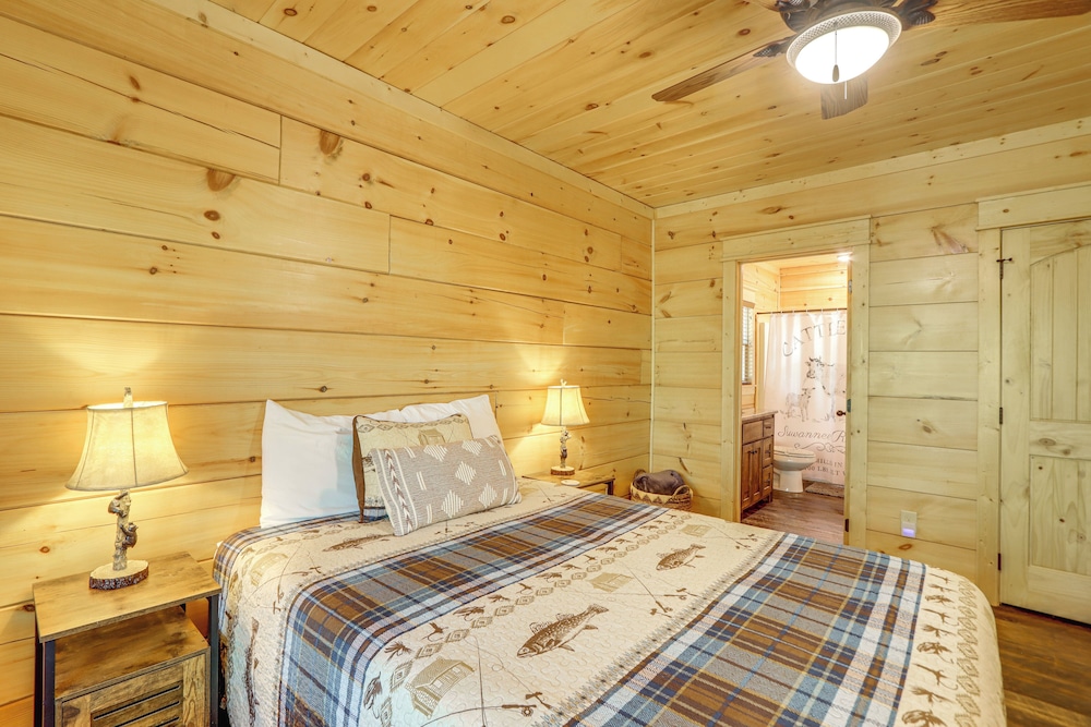 Ellijay Mountain Cabin w/ Hot Tub & Spacious Deck
