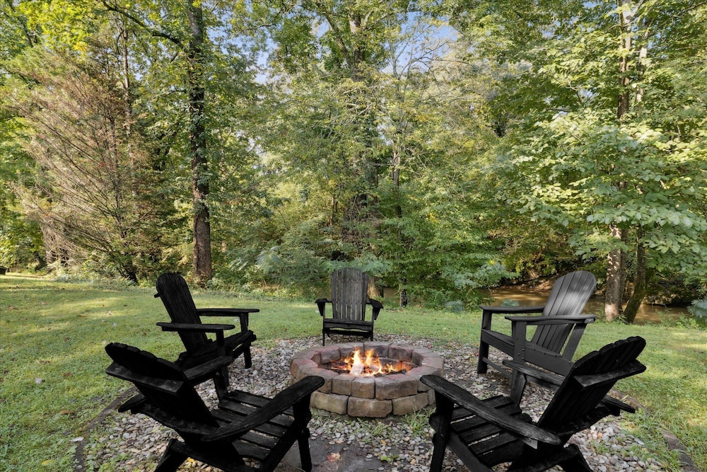 River View Dog Friendly Game Room w Hot Tub