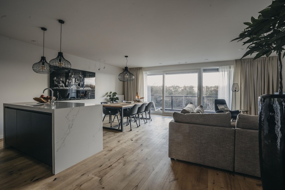 Huswell - The Tide - Stylish Sea View Apartment for 4 - Prime Location With Private Parking