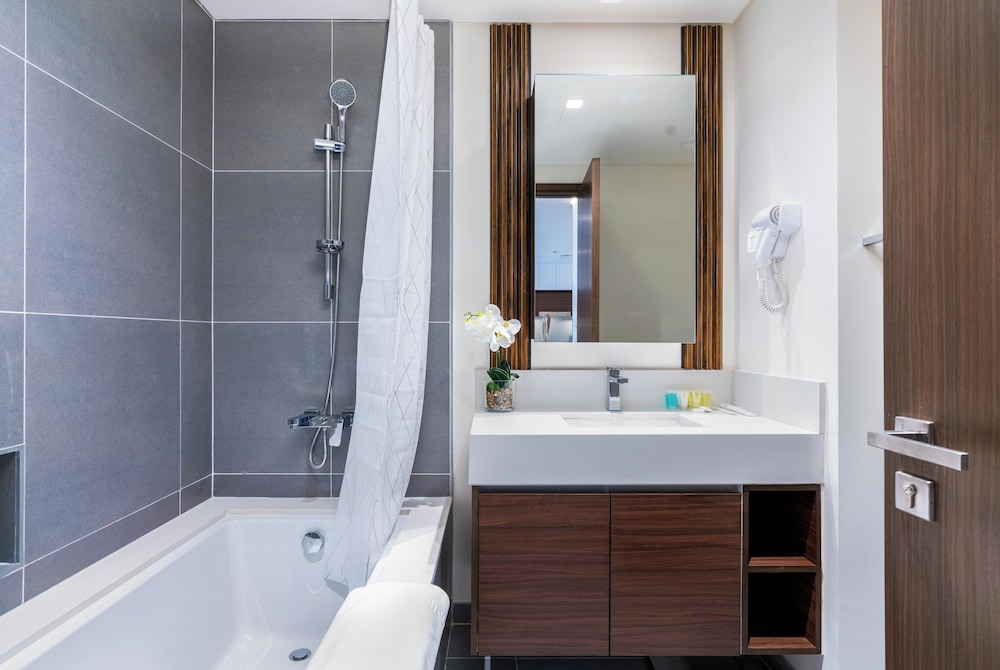 GLOBALSTAY. Creek Edge Tower Apartments