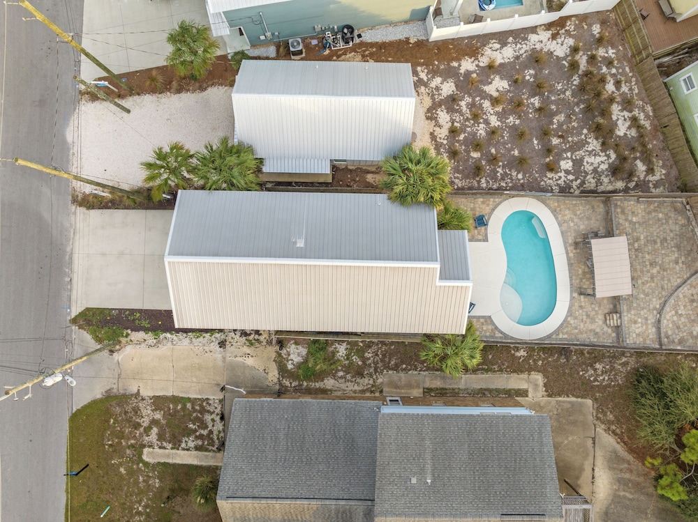 Spacious 4-bed, 3-bath Beach House Sleeps 12 for the Perfect Getaway