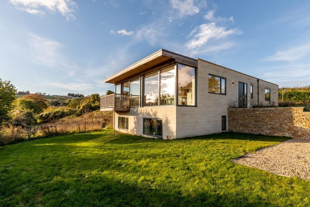Stunning 5 Bedroom Home With Garden Views view 5