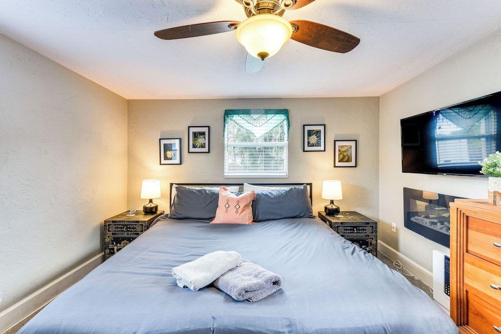 < 3 Mi to Dtwn: Pet-friendly Sarasota Stay w/ Yard
