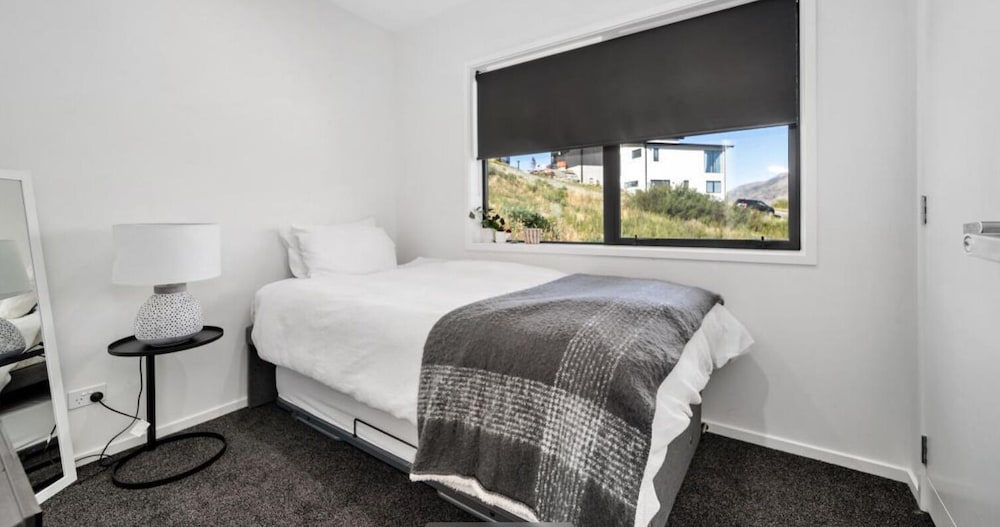 A LUCKIE CHARM - 8 BEDROOM TOWNHOUSE view 4