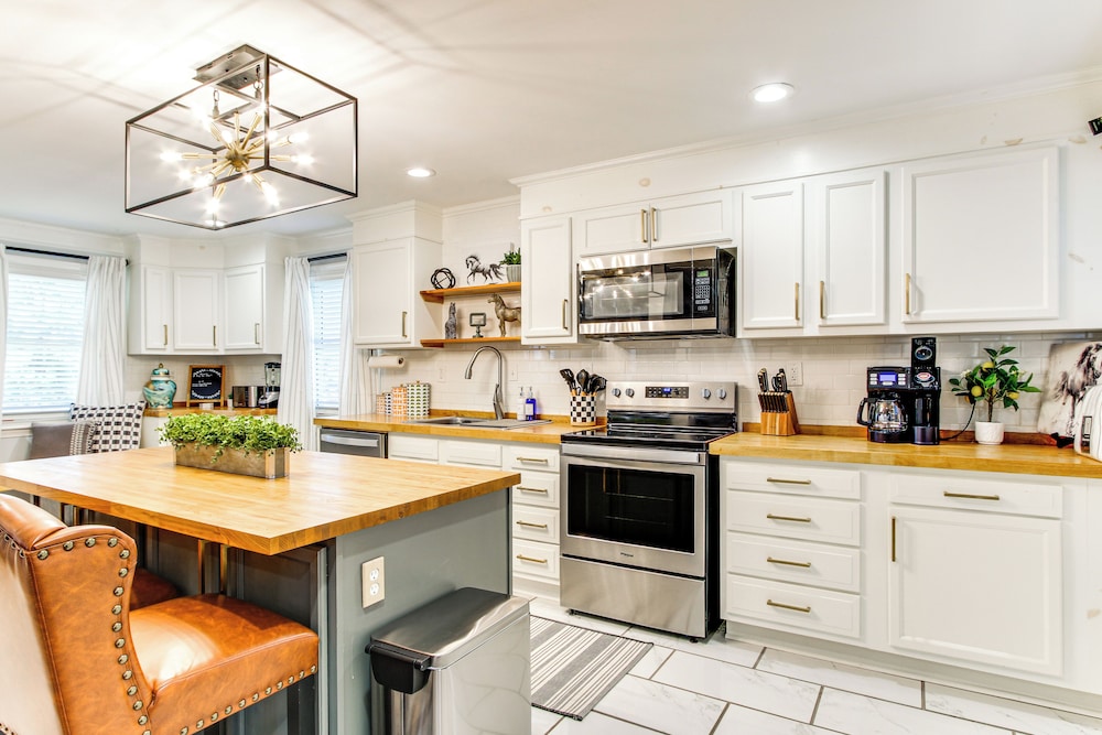 2 Mi to Historic Horse District: Dog-friendly Home
