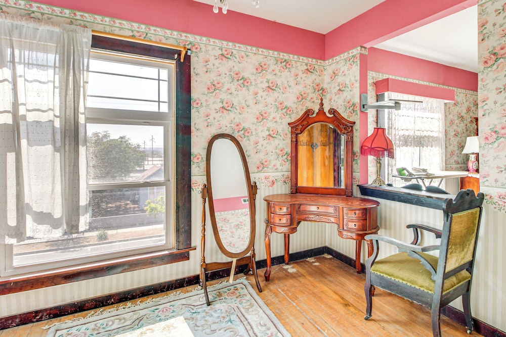 < 1 Mi to Downtown Abq: Historic Manor w/ Patio!