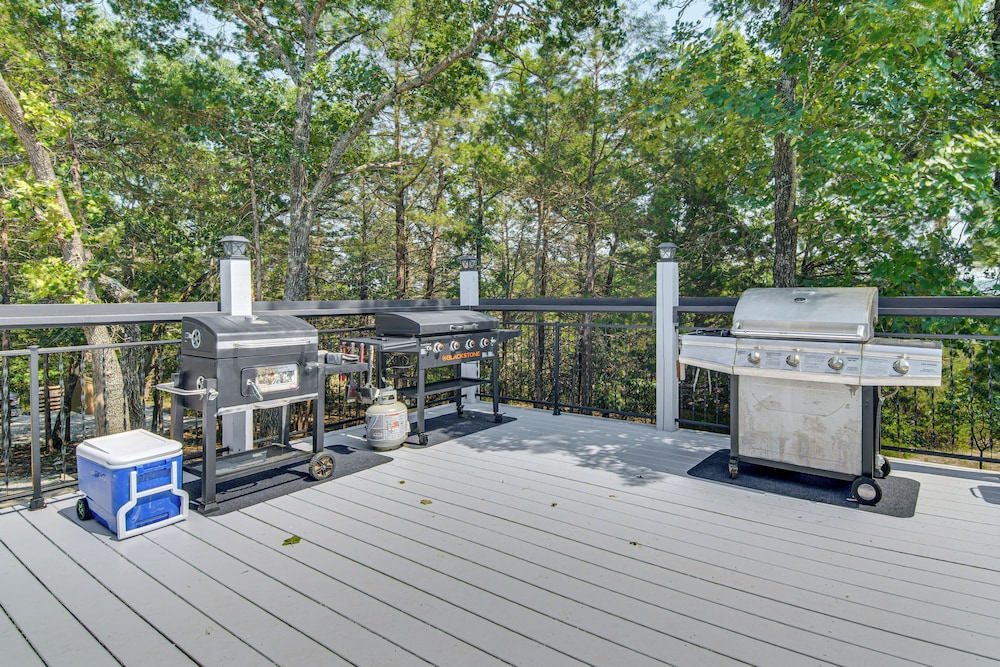 Lake View & Game Room on 3 1/2 Acres, Near Marina