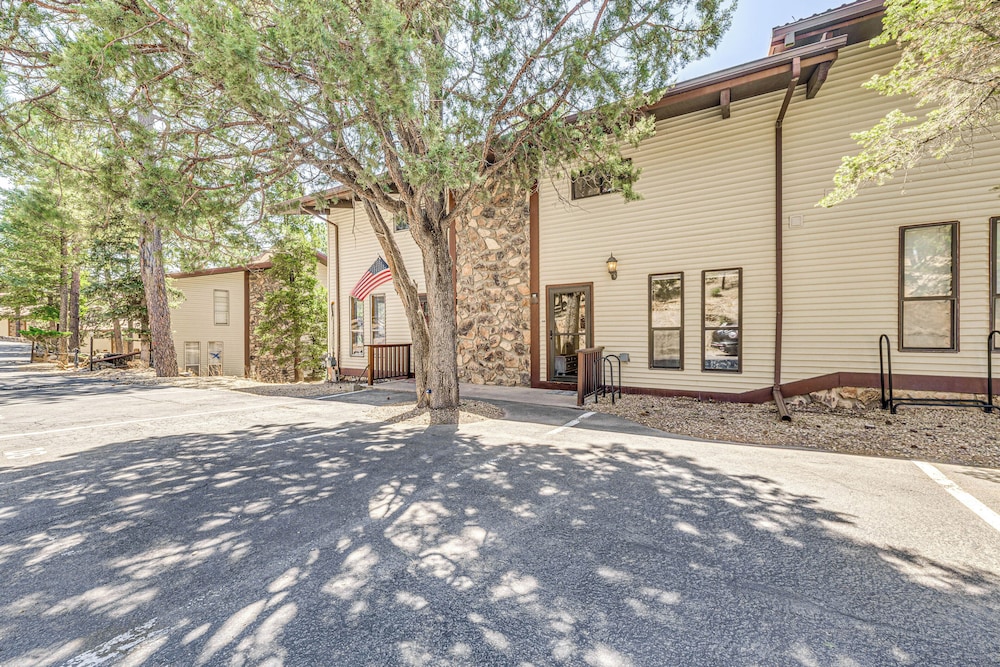 Walk to Dtwn Ruidoso: Mtn-view Condo w/ Pool!
