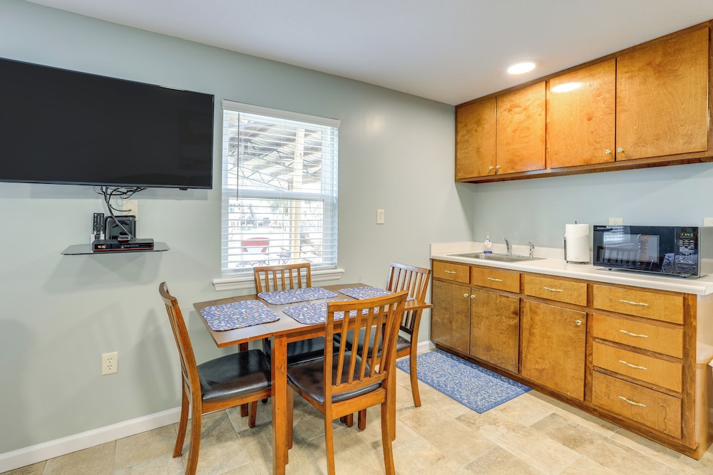 Near Steinhatchee River: Studio w/ Screened Porch!