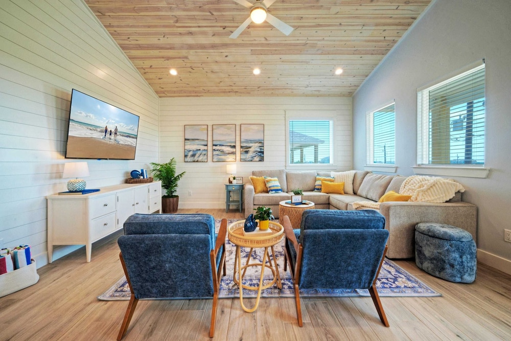 Deja Blue Coastal Retreat w/ Pool, Firepit, BBQ & Outdoor TV Lounge