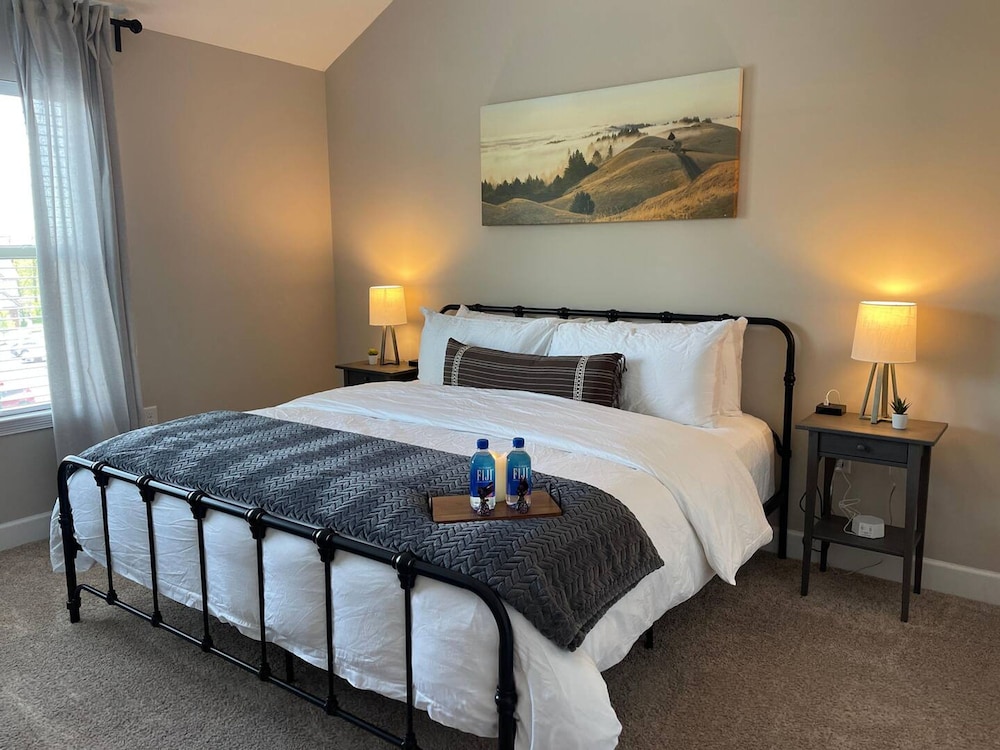 Peaceful Polaris Penthouse 2BR W D Balcony