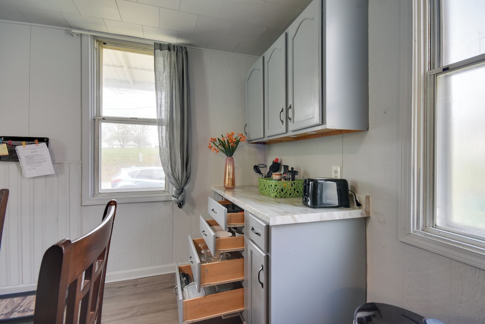 2 Mi to Historic District: Cozy Home in Quincy!