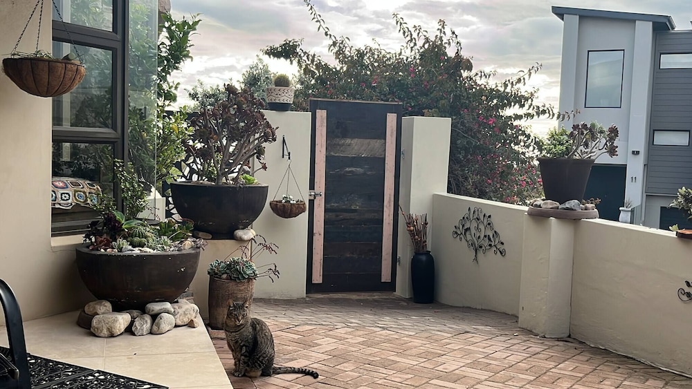 Whispering Waves - Serene Langebaan Getaway With Breathtaking Views