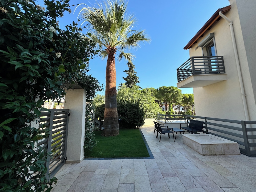 Levon Villa Hotel
