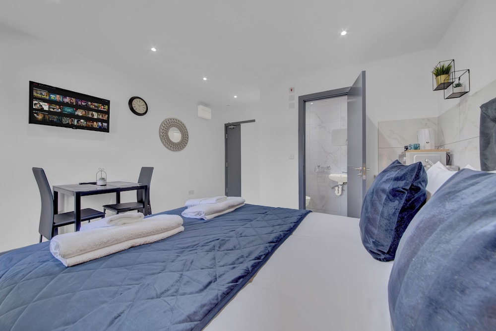 Lovely 1-bed Studio in Feltham view 4