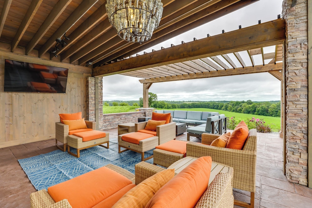 Outdoor Oasis: Luxe Flat in Mt Horeb!