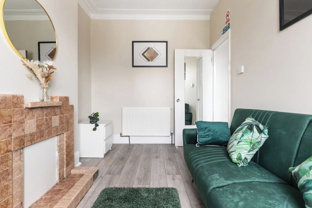 Chic 3BD Flat - 5 Mins to Walthamstow Central!