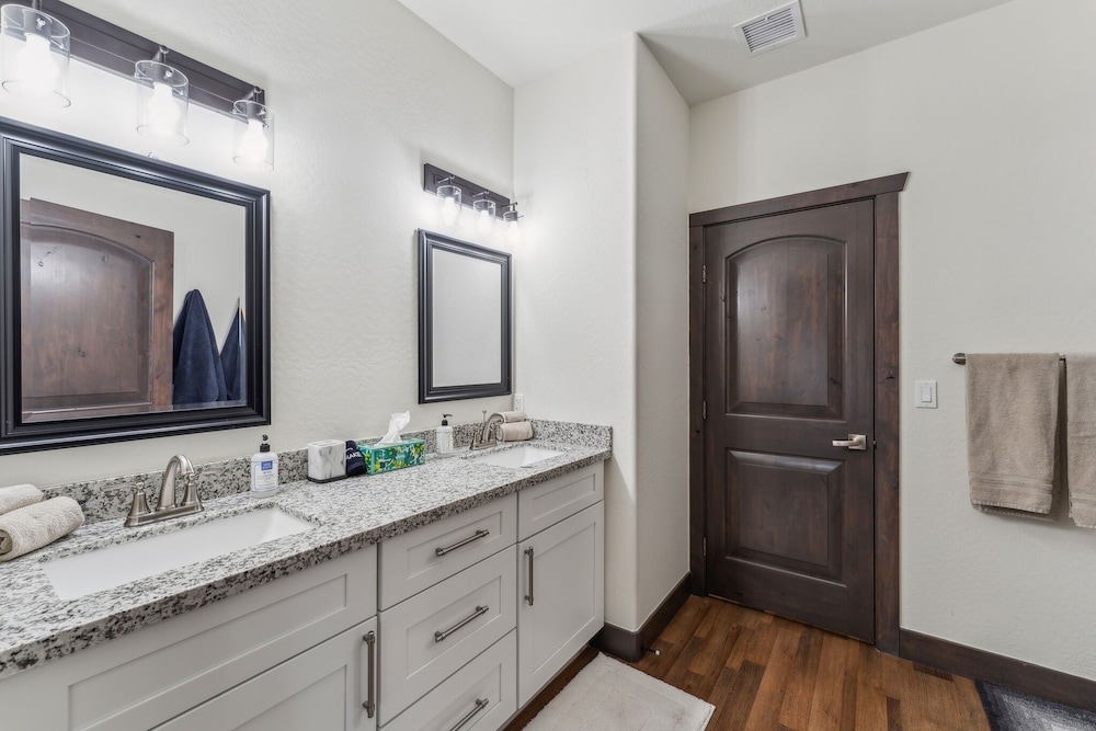 Scenic Golf Retreat With Modern Comforts & Fireplace 4 Bedroom Townhouse