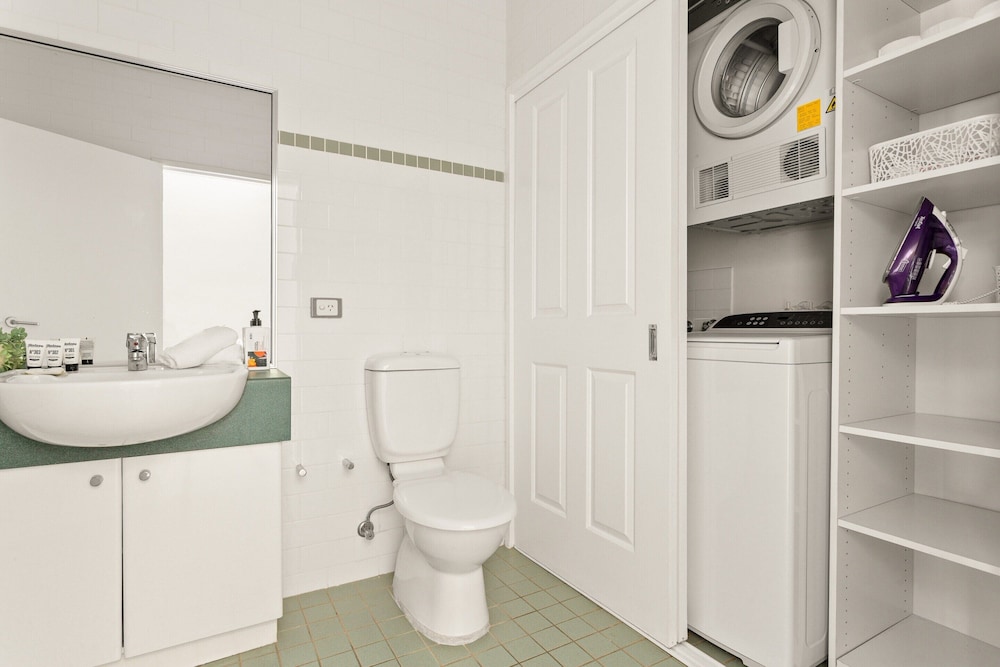 Spacious 2-bed Townhouse With a Lush Courtyard