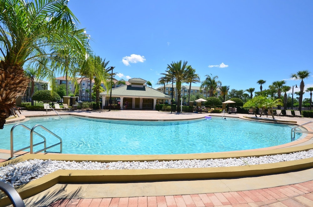 Altavista Lakeview 3 Bedroom Condo by RedAwning
