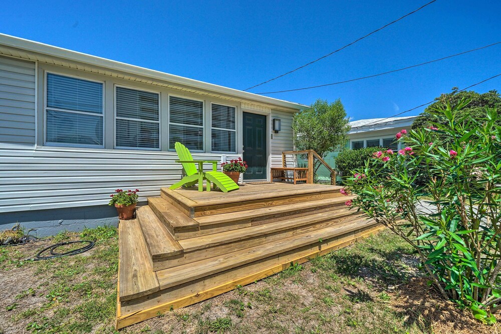 Bright Carolina Beach Cottage w/ Yard & Grill view 5