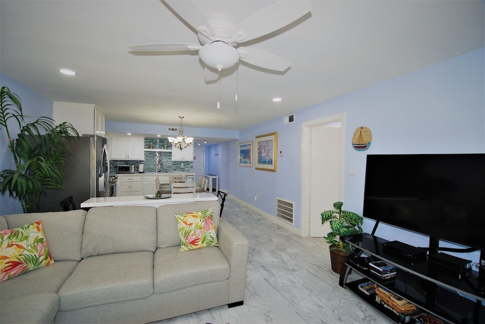 Saida Iii Unit #3306 1 Bedroom Condo by Redawning