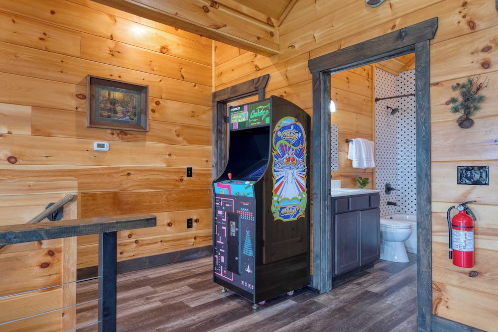 All Fun & Games by Avantstay Indoor Pool, Game Room, Theater, Mountain Views Near Pigeon Forge & Dollywood