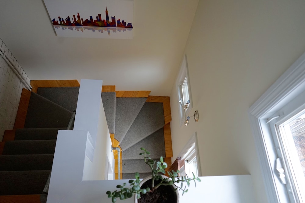 3-Level Bucktown Home - Amazing Outdoors & Parking - Image 4