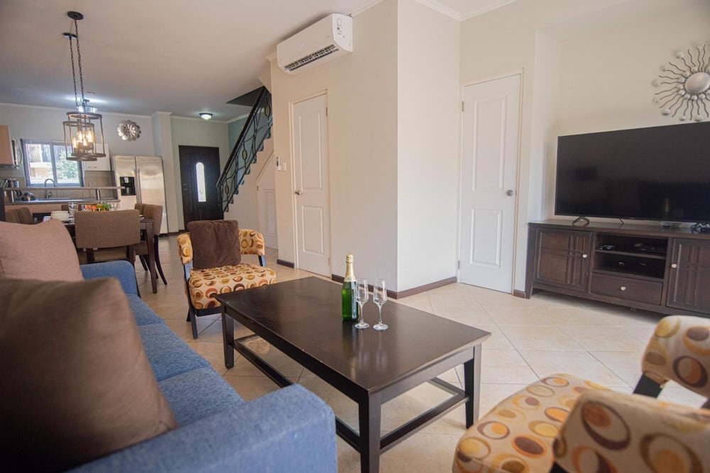2BR 3BA GYM Pools 24 7 Security Restaurant