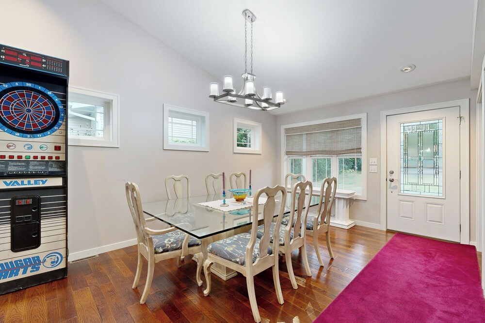 4 BR Tranquil Lakefront Retreat w/ Fire Pit