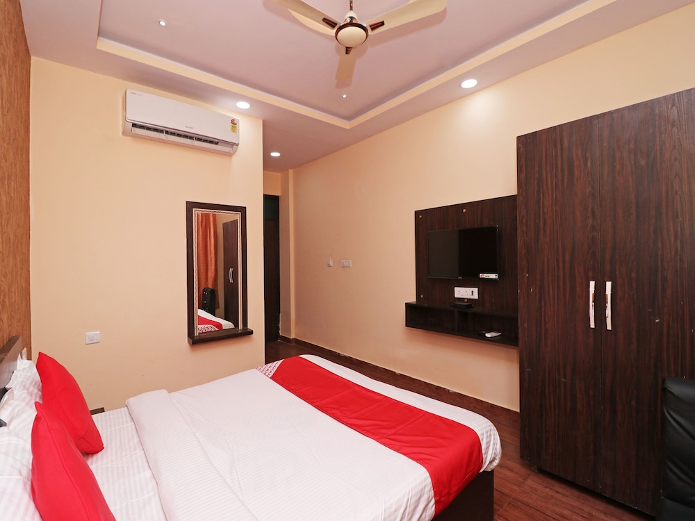 OYO 13483 Hotel Aradhya's