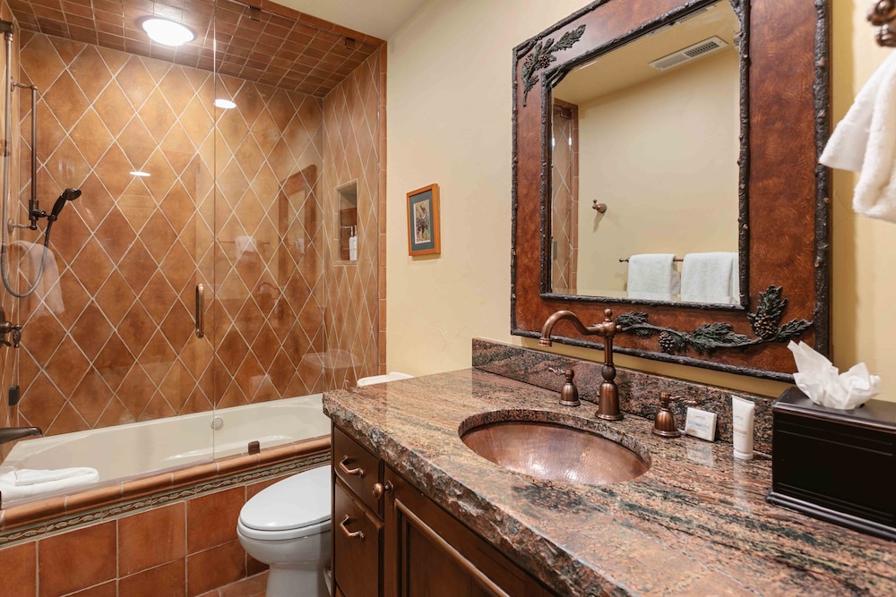 1617 - Six Bedroom plus Den Lakeside 6 Condo