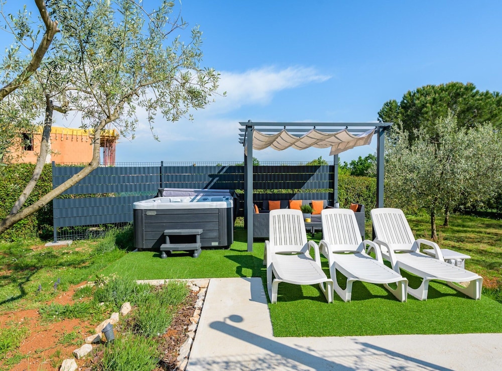 Spacious Apartment With Garden