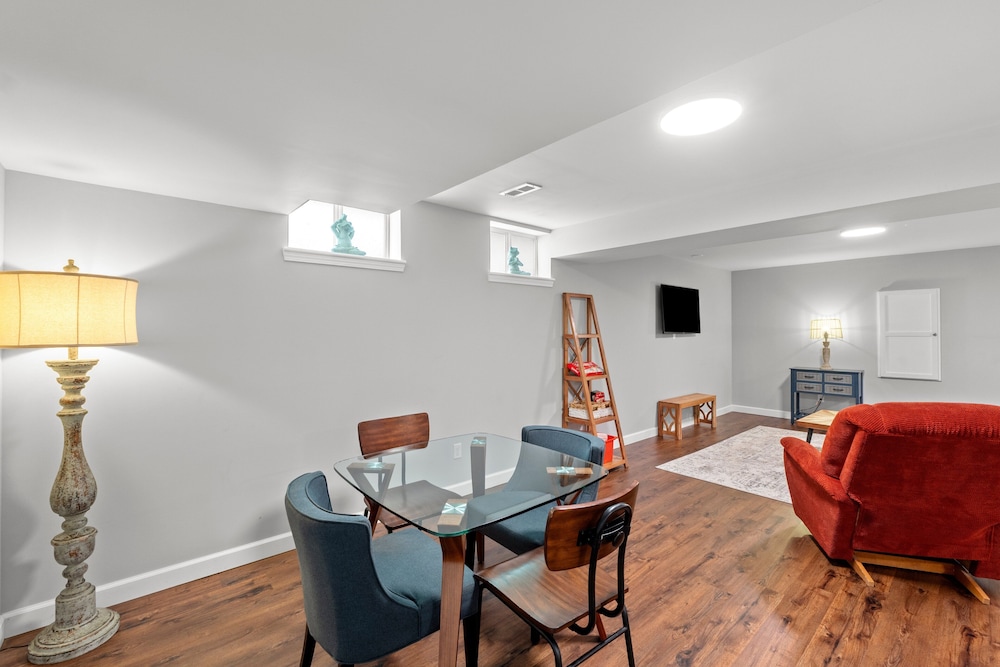 Modern Home W/garage Near SLU JZ Vacation Rentals