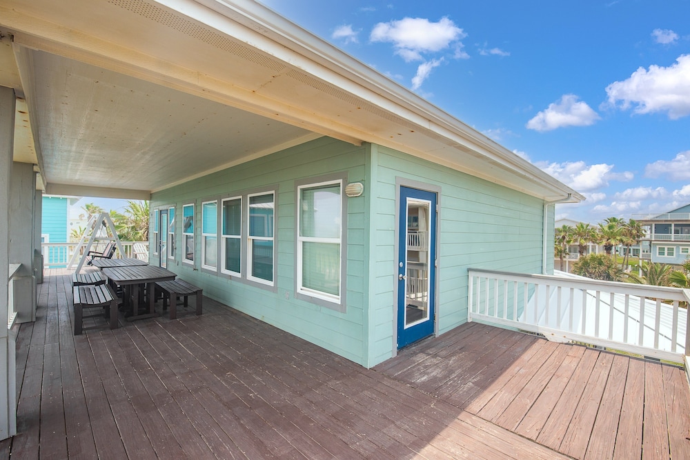 Beach Front Baby Ocean Views, Golf Cart & Pet Friendly!